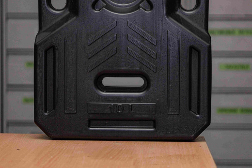 Две канистры для топлива