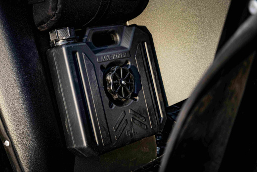 Две канистры для топлива