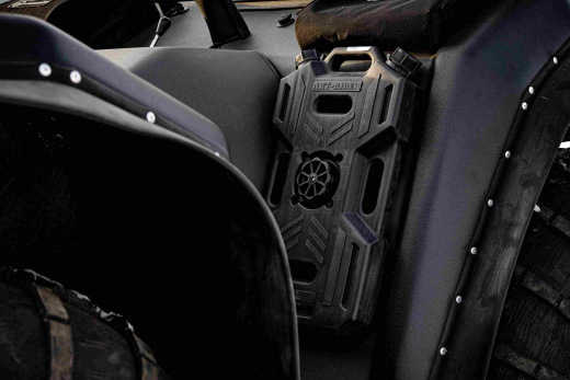 Две канистры для топлива